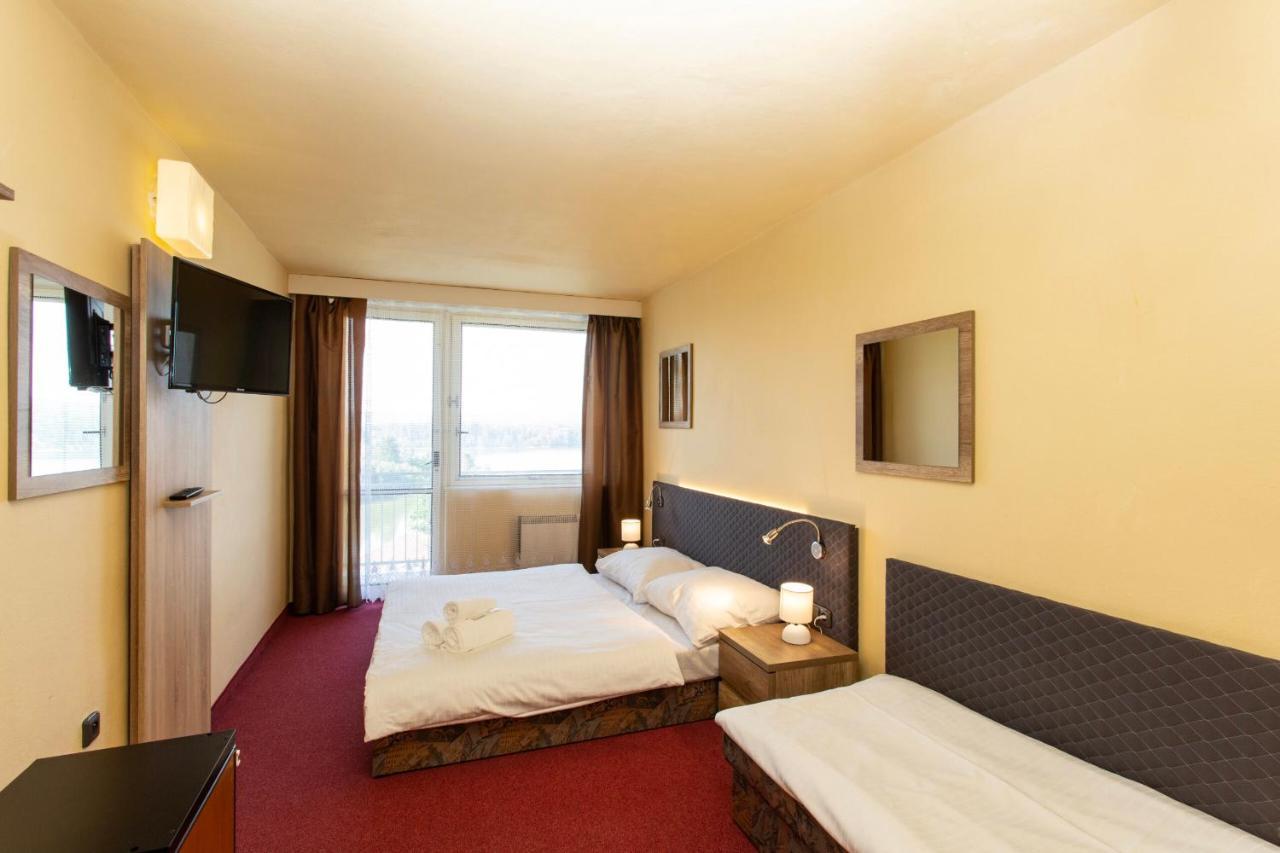 Hotel Panorama Orlik à Klucenice Extérieur photo
