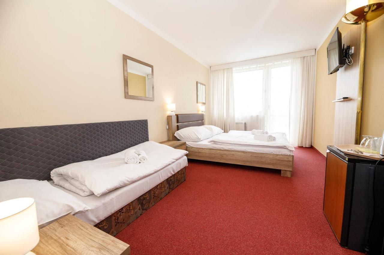 Hotel Panorama Orlik à Klucenice Extérieur photo