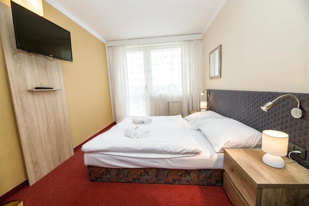 Hotel Panorama Orlik à Klucenice Extérieur photo