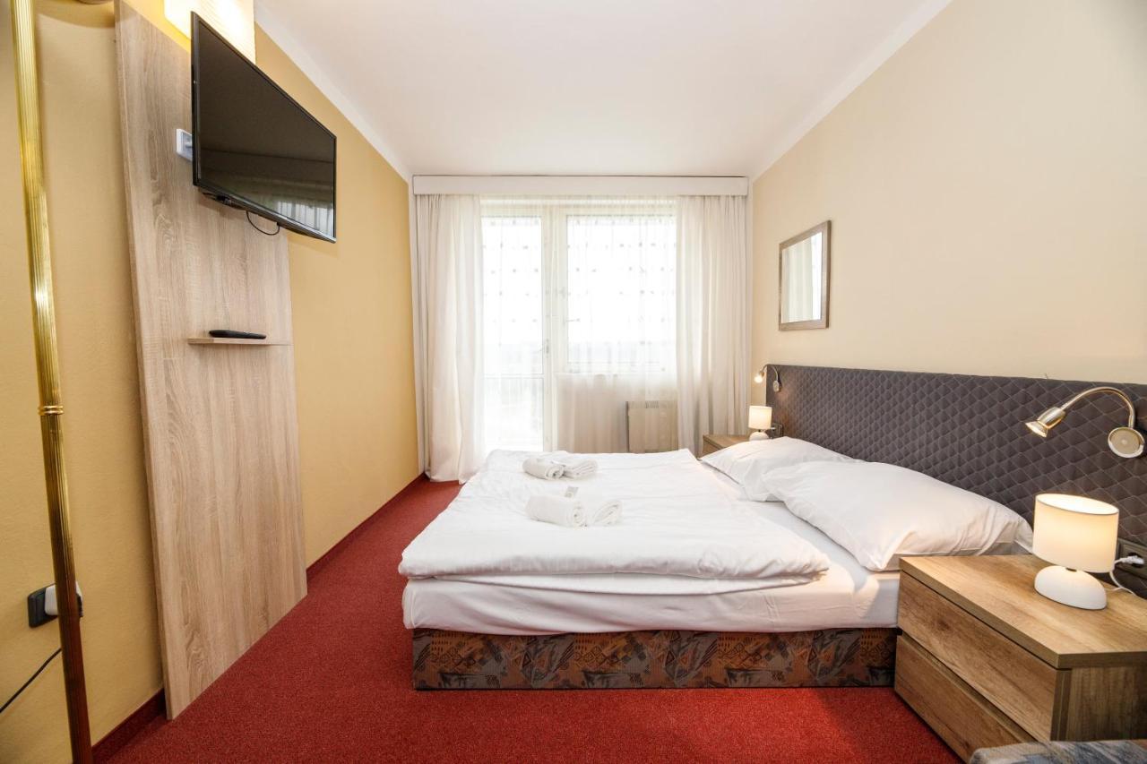 Hotel Panorama Orlik à Klucenice Extérieur photo