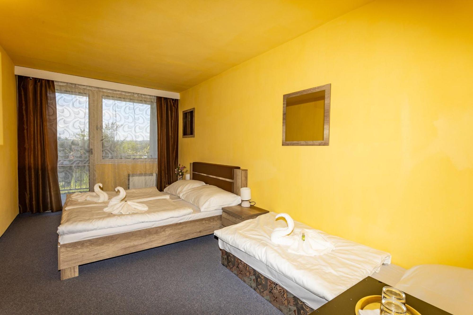 Hotel Panorama Orlik à Klucenice Extérieur photo